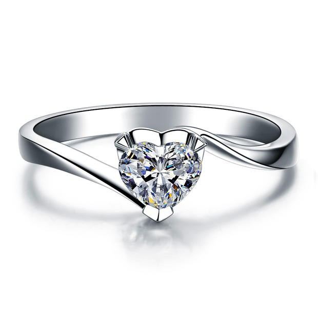 0.5 CT Hjärtskärning Skapad Vit Safir Rhodinerad 925 Sterling Silver Damlopp / Förlovningsring