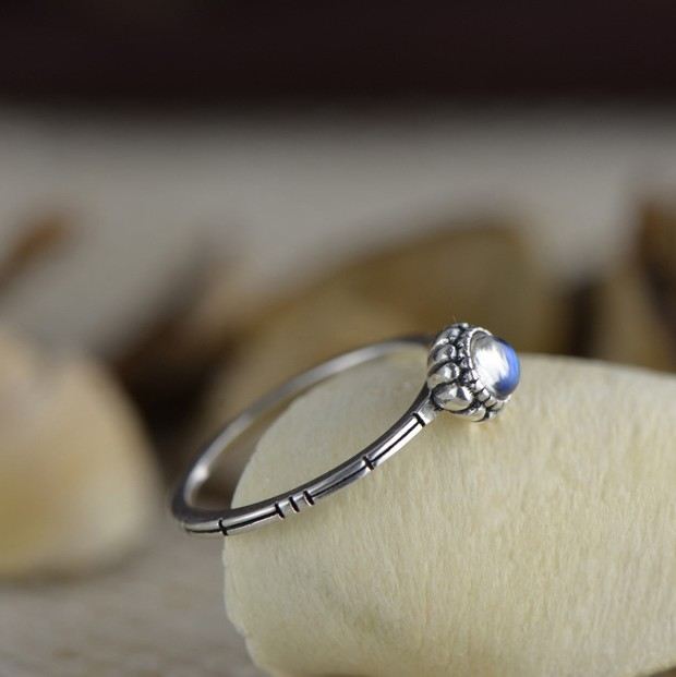 Delikat Vilda Mode S925 Sterling Silver Inlagd Naturlig Månsten Ring