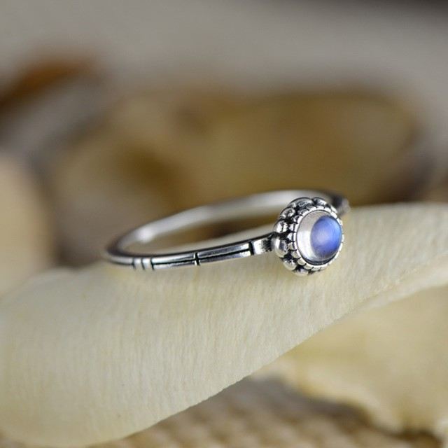 Delikat Vilda Mode S925 Sterling Silver Inlagd Naturlig Månsten Ring