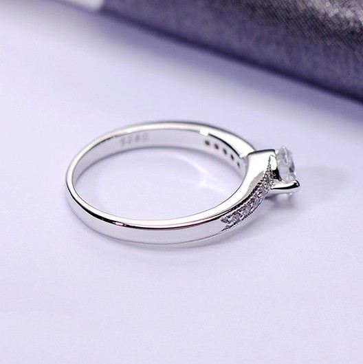 Elegant Och Återhållen 925 Sterling Silver Pläterad Guld Inlagd CZ Förlovningsring