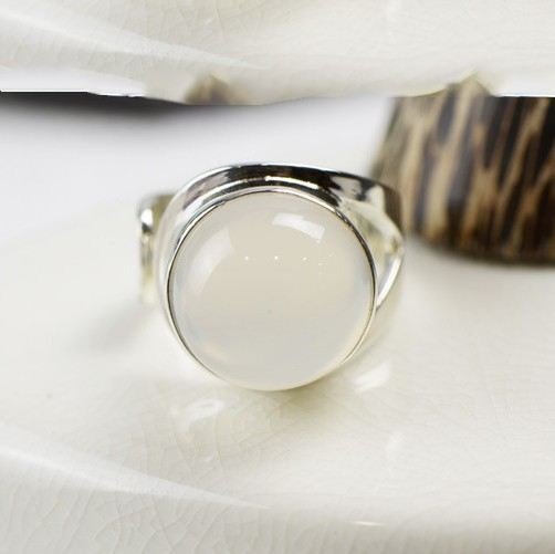 Enkel Vidöppning 925 Sterling Silver Inlagd Naturvit Kalsedonsring