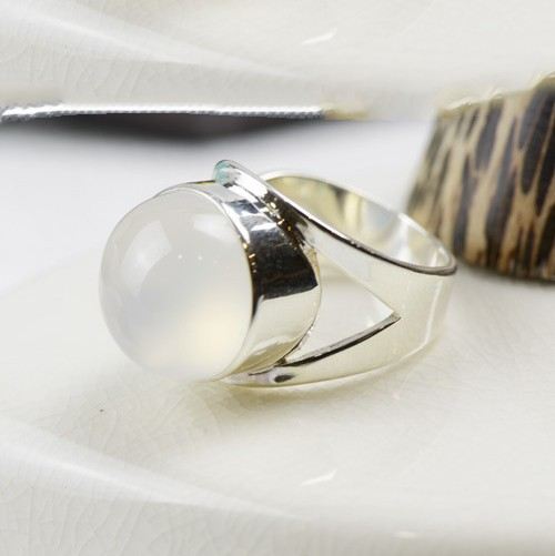 Enkel Vidöppning 925 Sterling Silver Inlagd Naturvit Kalsedonsring