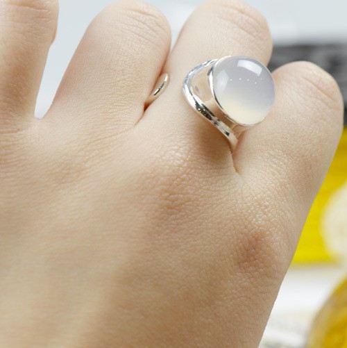 Enkel Vidöppning 925 Sterling Silver Inlagd Naturvit Kalsedonsring