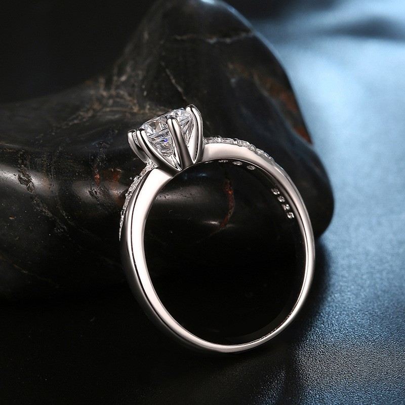 Graciösa Linjer 925 Sterling Silver Inlagd Sex Klo Rund CZ Förlovningsring