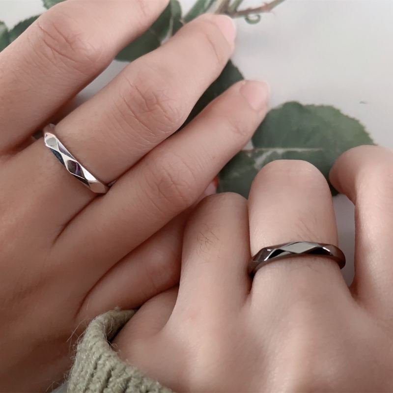 Gravyr Dag Och Natt Rombiska Matchande Par Lovar Ringar I Sterlingsilver