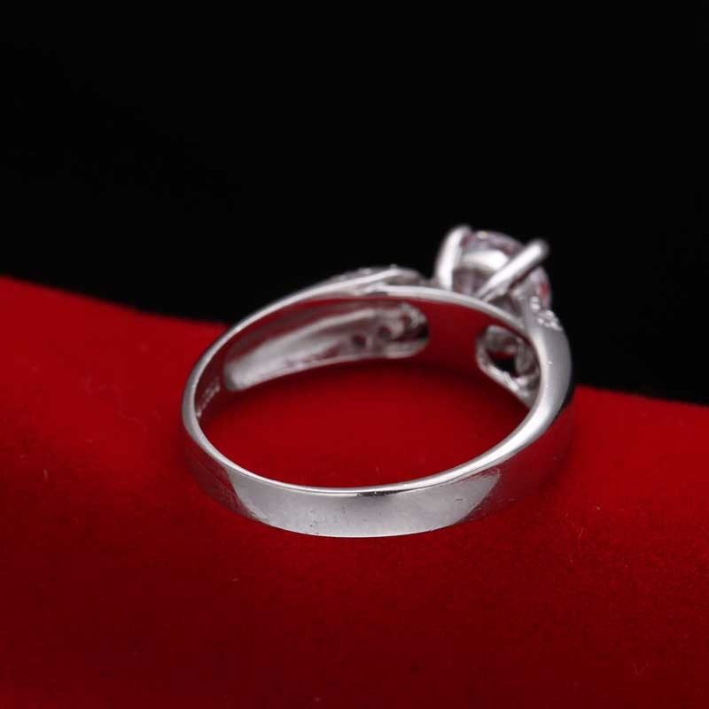 Klassisk Stil Fyra Klo Inläggningar Cubic Zirconia 925 Silver Förlovningsring