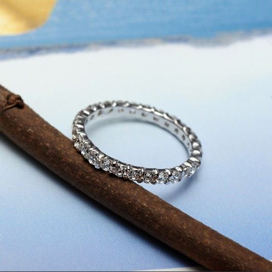 Presenterade Delikat 925 Sterling Silver Inlagd Full CZ Förlovningsring