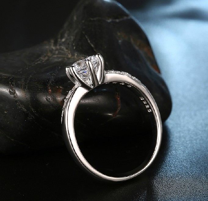 Vitguldpläterad 925 Sterling Silver Cvd Syntetisk Diamant Inlagd Ring